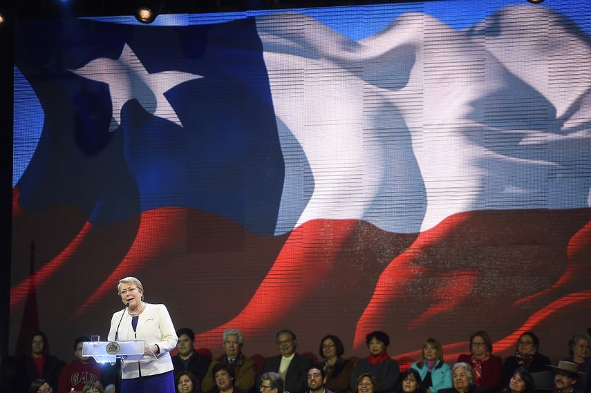 Michelle Bachelet (i), presidenta de Chile, habla en medio de las celebraciones del mes de la patria.&nbsp;