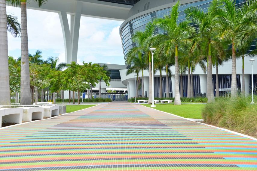 Los paseos peatonales del estadio de béisbol de los Marlins fueron diseñados por el artista Carlos Cruz-Diez. (ÁLVARO MATA)