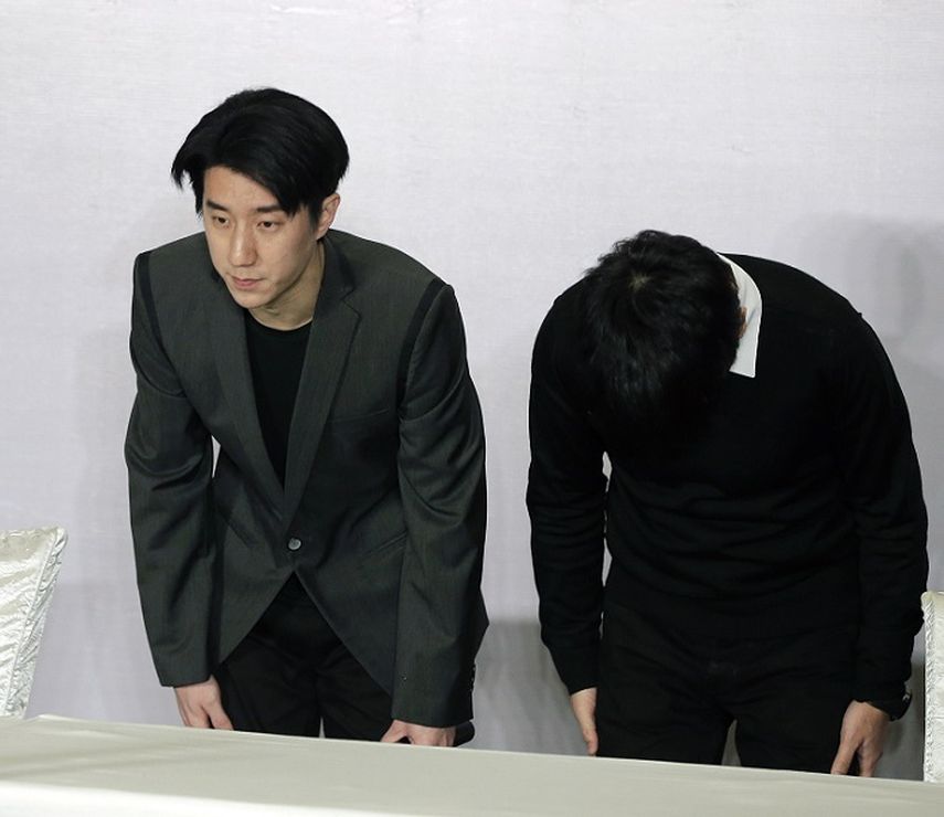 El actor hongkonés Jaycee Chan y su representante inclinan sus cabezas a su llegada a una conferencia de prensa en un hotel de Pequín. (AP). 