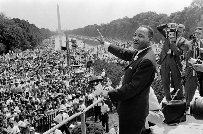 El líder de los derechos civiles de Estados Unidos, Martin Luther King (C), saluda a sus partidarios el 28 de agosto de 1963 en el Mall de Washington DC (el Monumento a Washington al fondo) durante la Marcha en Washington, donde King pronunció su famoso discurso Tengo un sueño, que movilizó a los partidarios de la desegregación e impulsó la Ley de Derechos Civiles de 1964.