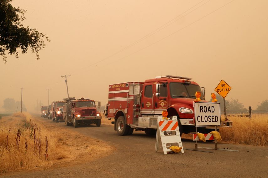 Efectivos de&nbsp;bomberos&nbsp;circulan por una carretera durante las labores de extinción de un incendio en Guinda,&nbsp;California.&nbsp;
