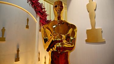 Una estatua del Óscar se muestra en la alfombra roja de la 96.ª edición de los Premios de la Academia en el Teatro Dolby en Hollywood, California, el 9 de marzo de 2024.     