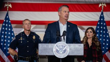 El director interino del ICE, Todd Lyons (C), habla durante una conferencia de prensa con la secretaria del DHS, Kristi Noem, sobre las labores de control migratorio en curso en Chicago y sus suburbios, el 30 de octubre de 2025, en Gary, Indiana