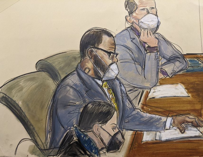 En esta ilustración de la corte R. Kelly, centro, con sus abogados defensores Thomas Farinella, parte superior, y Nicole Blank Becker en el primer día de su defensa en su juicio por tráfico sexual el lunes 20 de septiembre de 2021 en Nueva York.