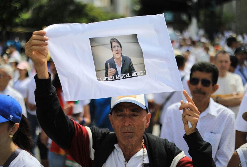 Colombiano muestra un pañuelo con la fotografía de Miguel Uribe Turbay.&nbsp;