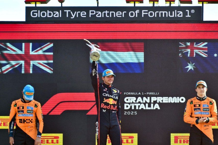 El piloto británico Lando Norris (izq.), de McLaren, que terminó segundo, el piloto holandés Max Verstappen (Red Bull Racing), que terminó primero, y el piloto australiano Oscar Piastri (der.), de McLaren, que terminó tercero, celebran en el podio tras el Gran Premio de Fórmula 1 de Italia, disputado en el Autódromo Nacional de Monza, en Monza, norte de Italia, el 7 de septiembre de 2025.