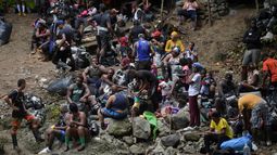Migrantes cruzan el Tapón del Darién desde Colombia hacia Panamá con la esperanza de llegar a Estados Unidos. La migración por este peligroso paso va en aumento. Cubanos, Haitianos y Venezolanos tiene la opción cerrada del programa Movilidad Segura que busca precisamente que la gente no llegue a EEUU de forma irregular a través del Darién.