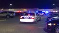 En esta imagen tomada de un video, la policía de Virginia responde al sitio donde se registró un tiroteo, en un Walmart de Chesapeake, Virginia, el martes 22 de noviembre de 2022. 
