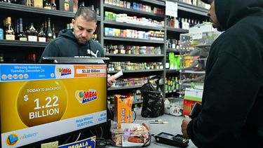 Los billetes de lotería Mega Millions se compran en una licorería donde se vendieron los billetes ganadores el 27 de diciembre de 2024 en Hawthorne, California. El noveno premio mayor de lotería más grande en la historia de Estados Unidos, valorado en 1.150 millones de dólares, se sorteará esta noche en el sorteo Mega Millions, después de que no se vendieran boletos con los seis números en 30 sorteos consecutivos. 