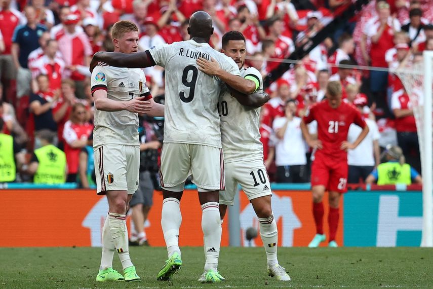 El mediocampista belga Kevin De Bruyne, el delantero belga Romelu Lukaku y el delantero belga Eden Hazard celebran al final del partido de fútbol del Grupo B de la UEFA EURO 2020 contra Dinamarca