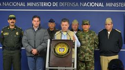 El presidente de Colombia, Juan Manuel Santos(c), anuncia en Bogotá, la suspensión del ciclo de diálogos con la guerrilla de las FARC que debía comenzar el martes en La Habana, por el secuestro de un general del Ejército y