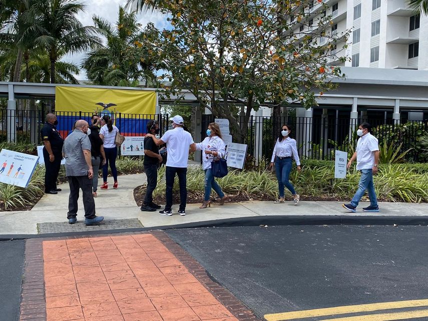 Ecuatorianos acuden a participar en las presidenciales desde Miami.&nbsp;