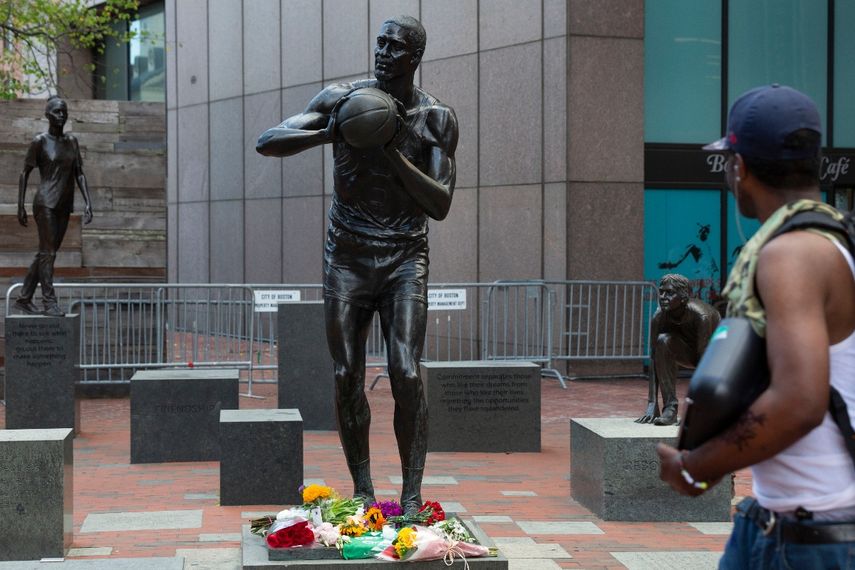 La estatua de Bill Russell, leyenda de los Celtics de Boston, en la Plaza del Ayuntamiento, el lunes 1 de agosto de 2022, en Boston.&nbsp;