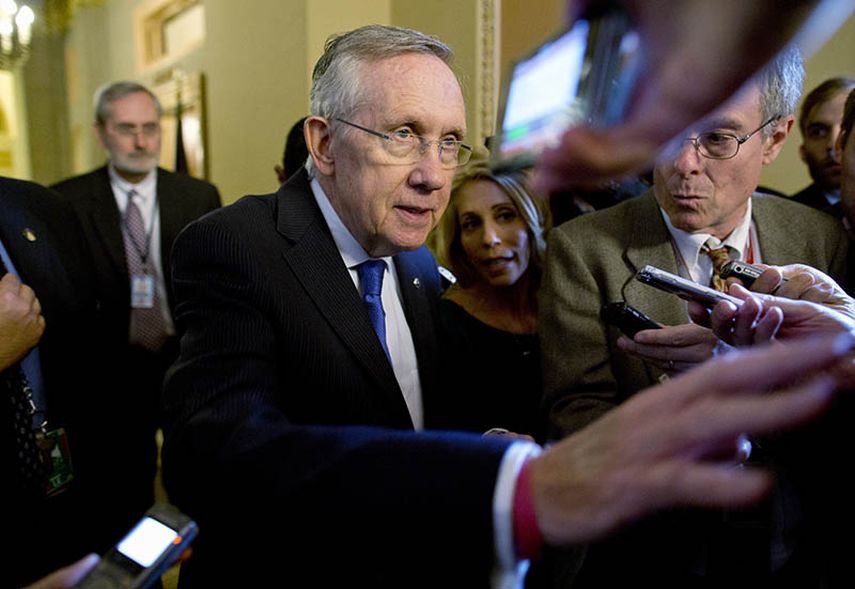 El líder de la mayoría del Senado, Harry Reid, rodeado por la prensa el lunes en el Capitolio. (AP)