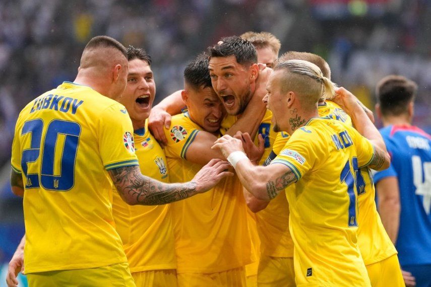 El ucraniano Roman Yaremchuk celebra con sus compañeros tras anotar el segundo gol en el encuentro ante Eslovaquia en el Grupo E de la Euro 2024, el viernes 21 de junio del 2024.