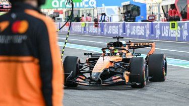 El piloto australiano de McLaren, Oscar Piastri, entra en boxes durante la segunda sesión de entrenamientos libres previa al Gran Premio de Japón de Fórmula 1 en el circuito de Suzuka, en la prefectura de Mie, el 27 de marzo de 2026.&nbsp;
