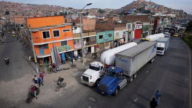 Camioneros bloquean una calle para protestar contra un aumento de los precios del diésel anunciado por el gobierno en Bogotá, Colombia, el martes 3 de septiembre de 2024.