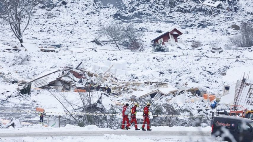 Equipos de rescate en Ask, Noruega, buscan sobrevivientes después de un deslizamiento de tierra que sepultó un área residencial hace cuatro días, el 2 de enero de 2021