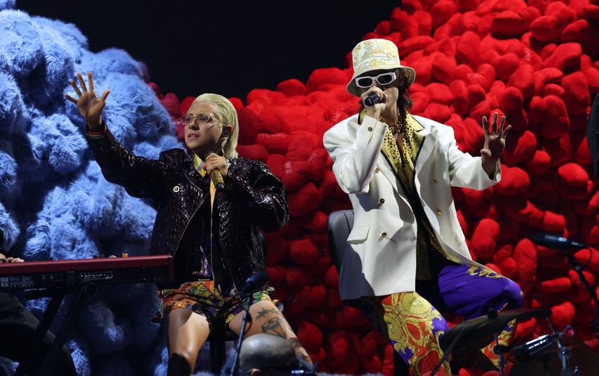 El dúo argentino CA7RIEL y Paco Amoroso actúan en el escenario durante la 26.ª edición de los Premios Latin Grammy en el MGM Grand Garden Arena de Las Vegas, Nevada, el 13 de noviembre de 2025.&nbsp;