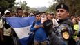 En esta fotografía de archivo del 16 de junio de 2020, migrantes hondureños que intentan alcanzar Estados Unidos son detenidos por la policía guatemalteca cerca de Agua Caliente, Guatemala, en la frontera con Honduras. 
