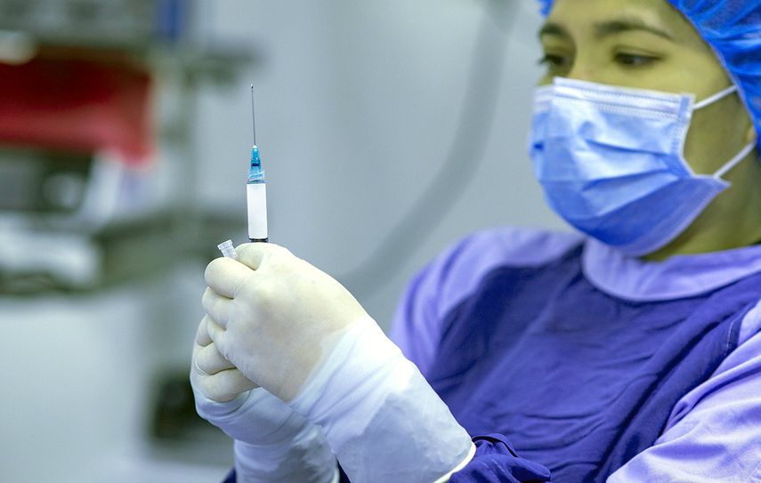 La esperada vacuna aun necesita la mascarilla.