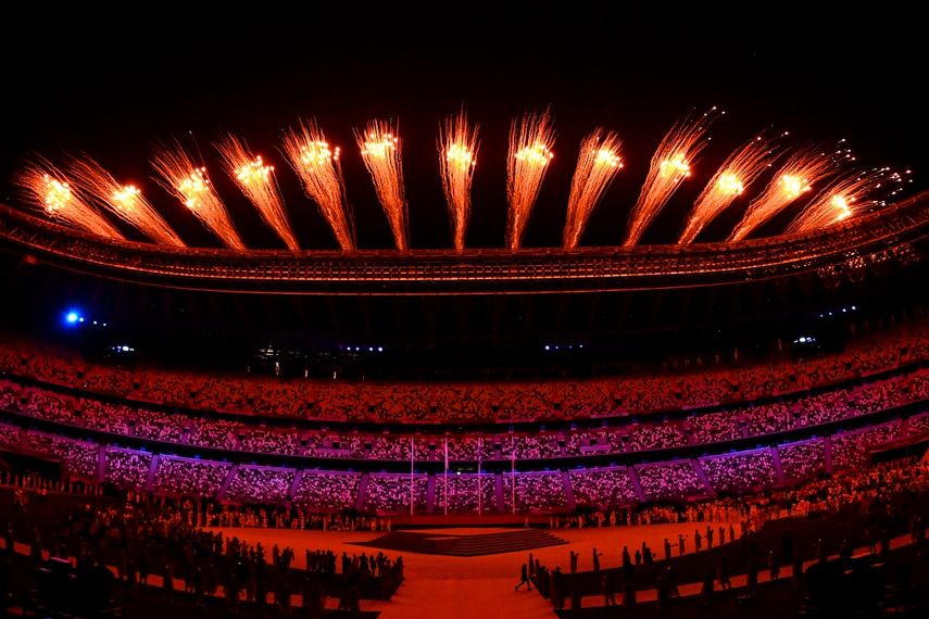 Los fuegos artificiales estallan alrededor del Estadio Olímpico durante la ceremonia de clausura de los Juegos Olímpicos de Tokio 2020