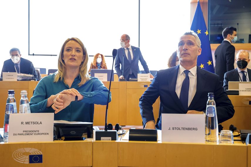 El secretario general de la OTAN, Jens Stoltenberg (derecha), y la presidenta del Parlamento Europeo, Roberta Metsola, antes del inicio de una reunión de presidentes de partidos europeos, en el Parlamento Europeo, en Bruselas, el 28 de abril de 2022.&nbsp;
