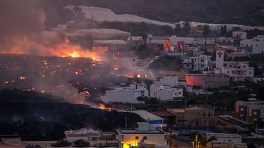 La lava de un volcán destruye casas en el vecindario de La Laguna, en la isla canaria de La Palma, España, el jueves 21 de octubre de 2021.&nbsp;