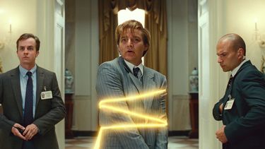 En esta imagen difundida por Warner Bros. Entertainment, Pedro Pascal, en el centro, en una escena de Wonder Woman 1984.