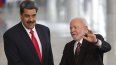 El presidente de Brasil Luiz Inácio Lula da Silva, a la derecha, estrecha la mano de su homólogo venezolano Nicolás Maduro antes de su cumbre bilateral en el palacio de Planalto, el lunes 29 de mayo de 2023, en Brasilia.&nbsp;