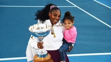 Serena Williams sostiene con un brazo a su hija Alexis Olympia Ohanian Jr., y con el otro la copa de campeona del ASB Classic en Auckland, Nueva Zelanda, 12 de junio de 2020.&nbsp;