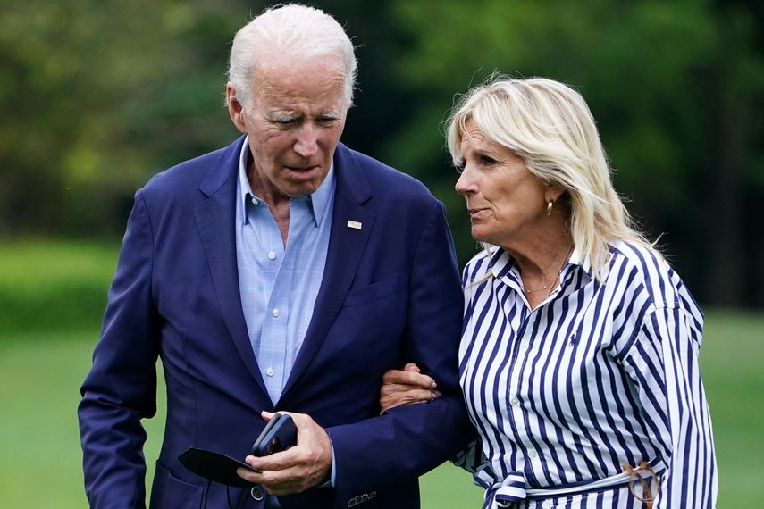 El presidente Joe Biden y su esposa en los jardines de la Casa Blanca.