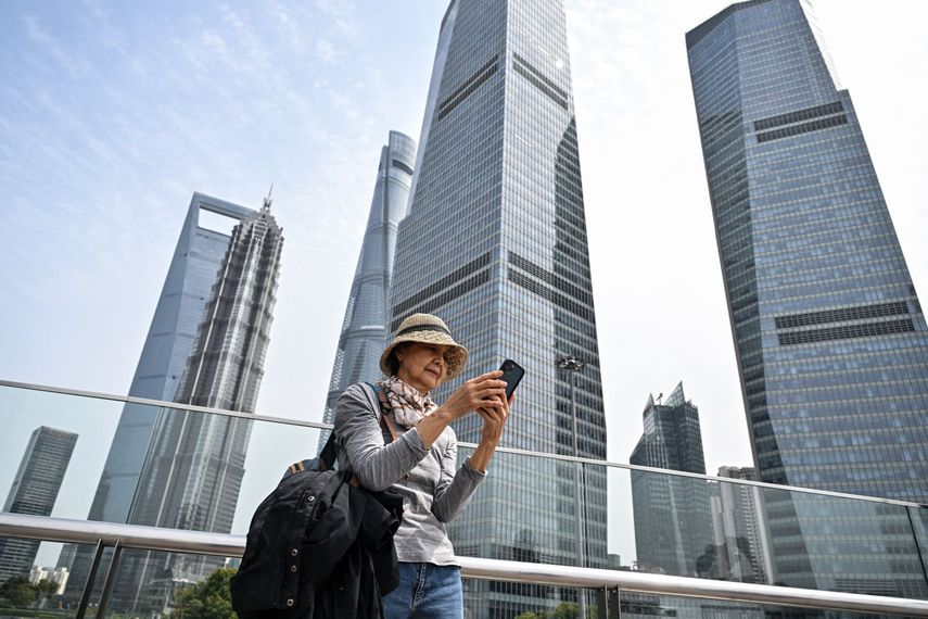 Una mujer camina por el distrito financiero de Shanghai.&nbsp;