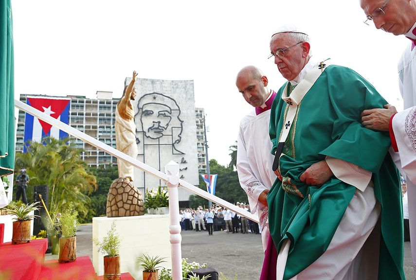 El papa Francisco ante sde empezar la misa de este domingo. (REUTERS)