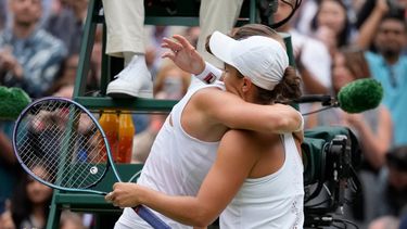 La australiana Ashleigh Barty, derecha, abraza a la checa Karolina Pliskova después de derrotarla en la final de mujeres de Wimbledon, sábado 10 de julio de 2021