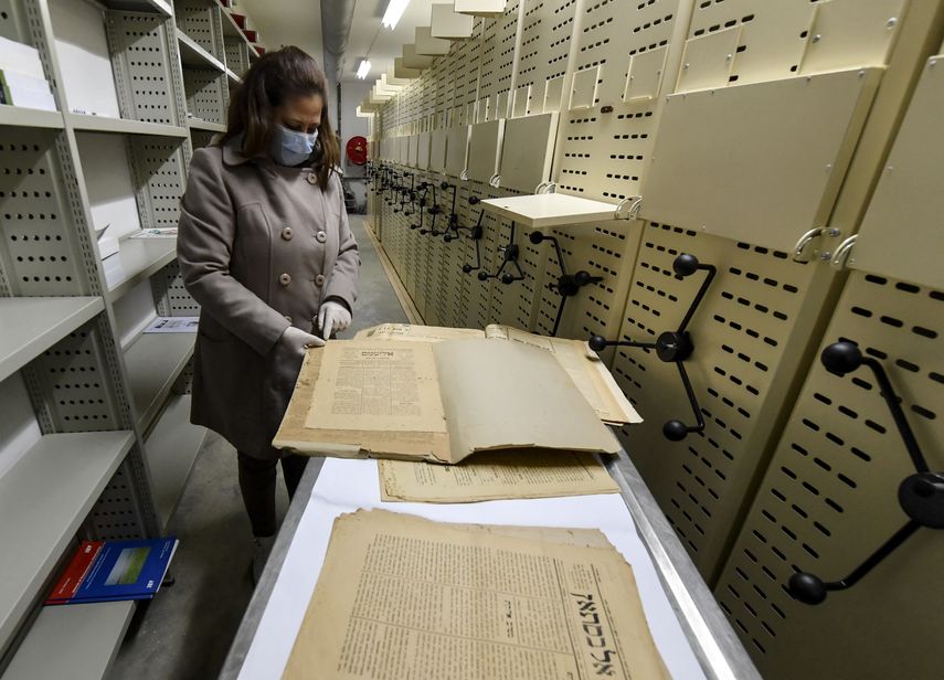 Un conservador de la Biblioteca Nacional de Túnez consulta periódicos antiguos en los archivos de la institución en la capital Túnez, el 26 de enero de 2022.