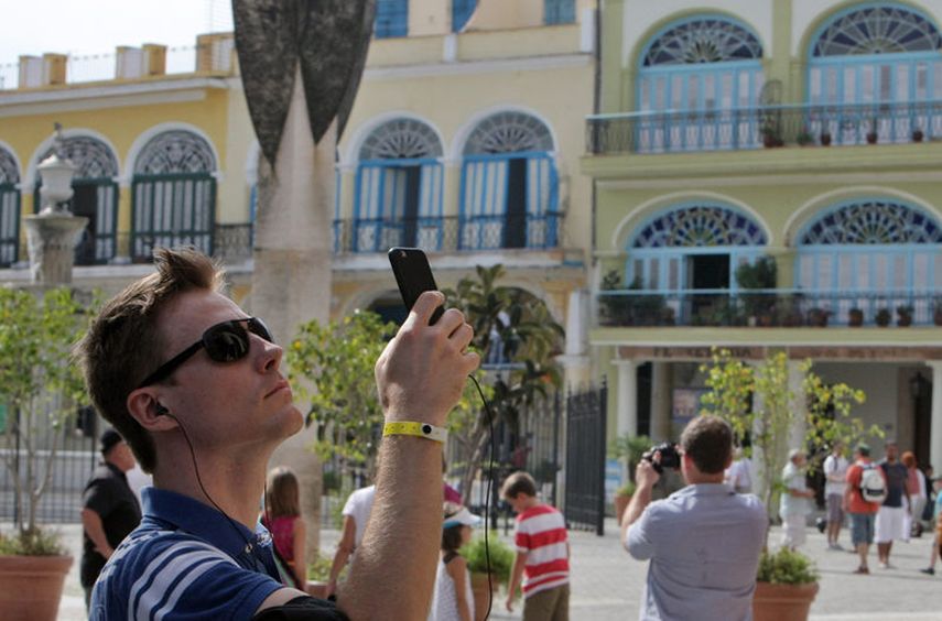 Varios turistas toman fotos en una plaza en La Habana, Cuba. (EFE)