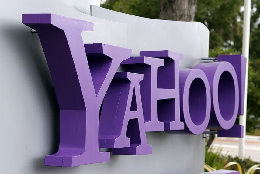 Yahoo anunció a principios de febrero pérdidas de 4.359 millones de dólares en 2015 y dio a conocer un plan de recorte de gastos que incluyó la reducción del 15 % de su plantilla, así como el cierre de oficinas en Madrid, Buenos Aires, Ciudad de México