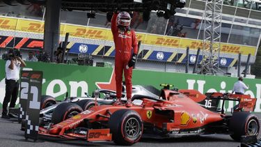 Leclerc logra la pole position y deja segundo a Verstappen en Francia