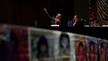 Carlos Beristain y Ángela Buitrago asisten a una conferencia de prensa del Grupo Interdisciplinario de Expertos Independientes en la Ciudad de México.