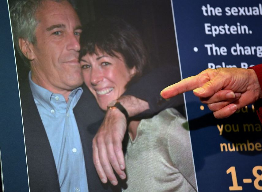Imagen de Jeffrey Epstein y Ghislaine Maxwell expuesta durante una conferencia de prensa.