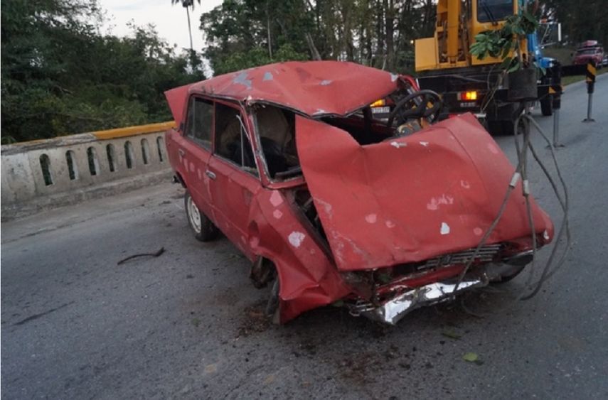 El carro se dirigía de Placetas hacia Santa Clara, con cuatro personas a bordo, y se precipitó hacia una pendiente a la entrada del puente sobre el río Minerva.