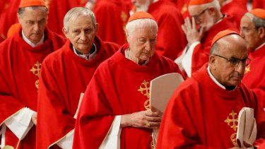 Los cardenales católicos reunidos el 28 de abril de 2025 han fijado el 7 de mayo como fecha de inicio del cónclave para elegir al sucesor del papa Francisco, según informó el portavoz del Vaticano