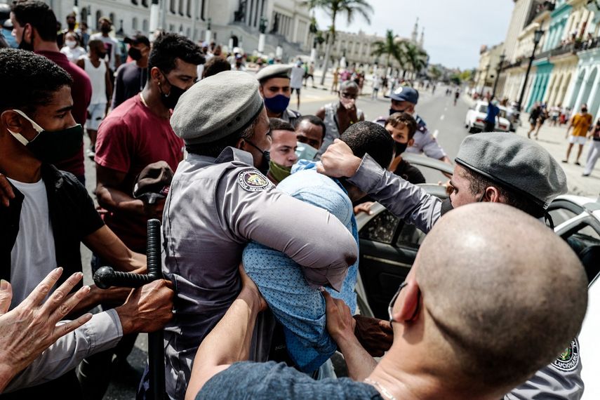 Un hombre es arrestado durante una manifestación contra el gobierno del presidente cubano Miguel Díaz-Canel en La Habana, el 11 de julio de 2021.&nbsp;&nbsp; &nbsp;