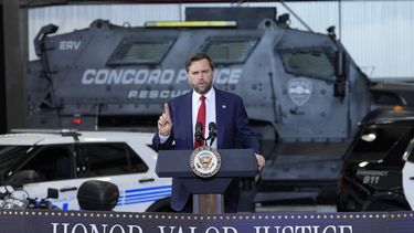 El vicepresidente JD Vance habla sobre recortes de impuestos y apoyo a la aplicación de la ley en el Aeropuerto Regional Concord–Padgett el 24 de septiembre de 2025 en Concord, Carolina del Norte.