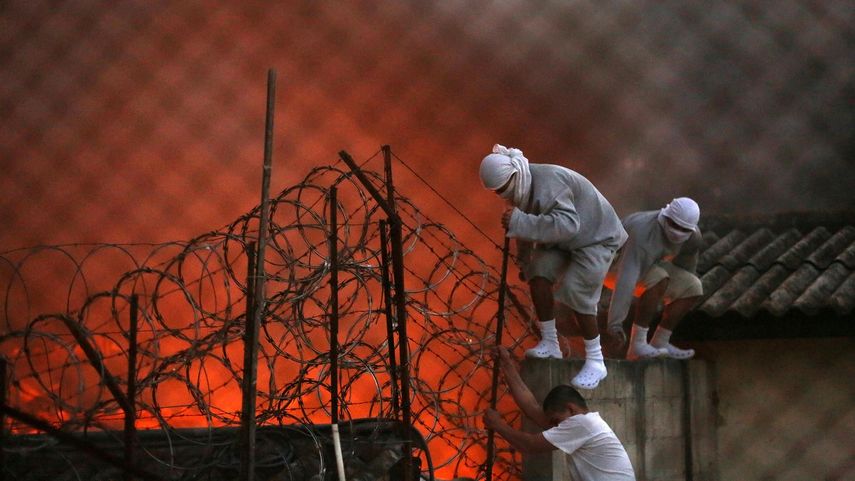 Un grupo de jóvenes intentaba huir de un centro de menores el domingo 19 de marzo de 2017, en Ciudad de&nbsp;Guatemala, cuando miembros de la pandilla Barrio 18 y 26 se amotinaron en el correccional Etapa II y tomaron de rehenes a siete monitores encargados del cuidado de los menores del penal.&nbsp;