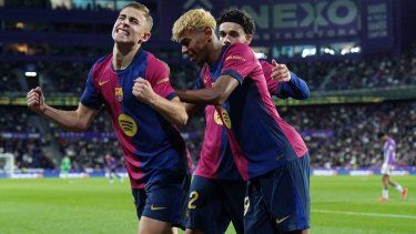 El español Fermín López (izquierda), del Barcelona, celebra junto a su compatriota Lamine Yamal luego de anotar el segundo gol de su equipo en un partido, el 3 de mayo de 2025.