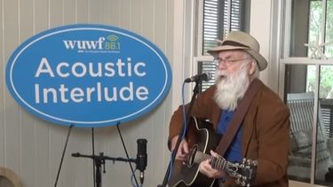 David Olney en la emisora Cultura WUWF 88.1.