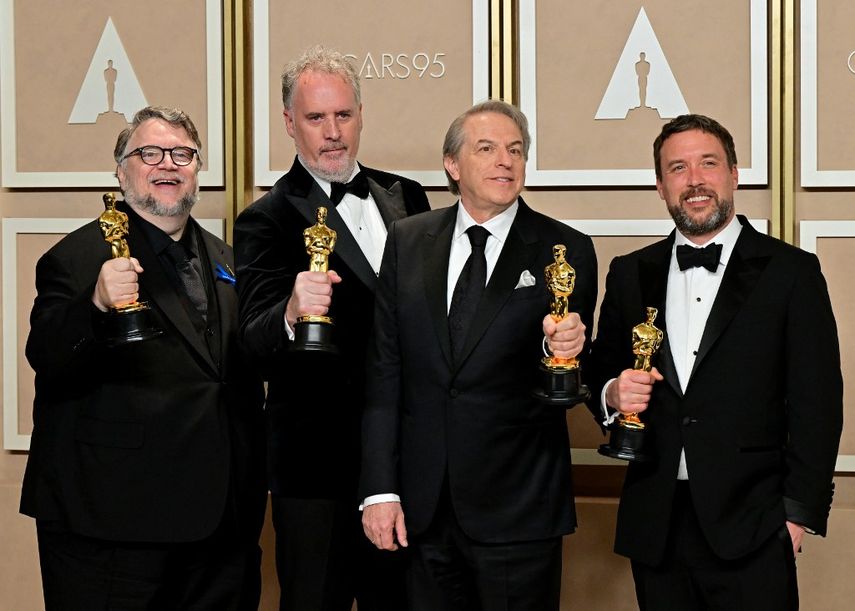 Los nominados al mejor largometraje de animación por Pinocho de Guillermo del Toro Guillermo del Toro, Mark Gustafson, Gary Ungar y Alex Bulkley posan con el Oscar a la mejor película de animación en la sala de prensa durante la 95ª Entrega Anual de los Premios de la Academia en el Dolby Theatre de Hollywood. California el 12 de marzo de 2023.