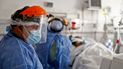 Trabajadores de la salud revisan a un paciente con COVID-19 en la UCI del Hospital San Roque de Córdoba, Argentina, el 6 de julio de 2021. Argentina está a punto de llegar a las 100.000 muertes por COVID-19.